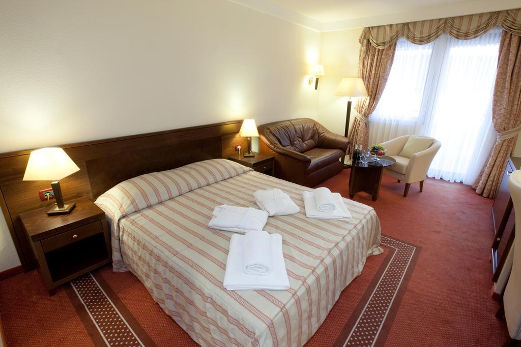Family Hotel Pagus Паг Экстерьер фото