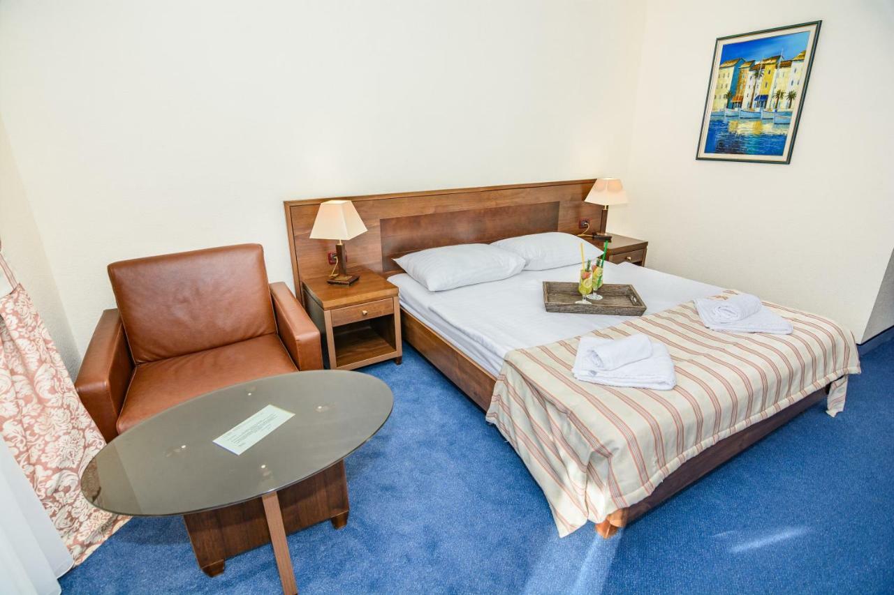 Family Hotel Pagus Паг Экстерьер фото