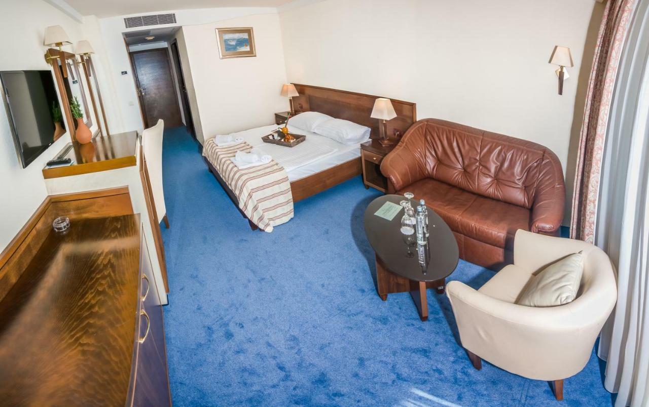 Family Hotel Pagus Паг Экстерьер фото