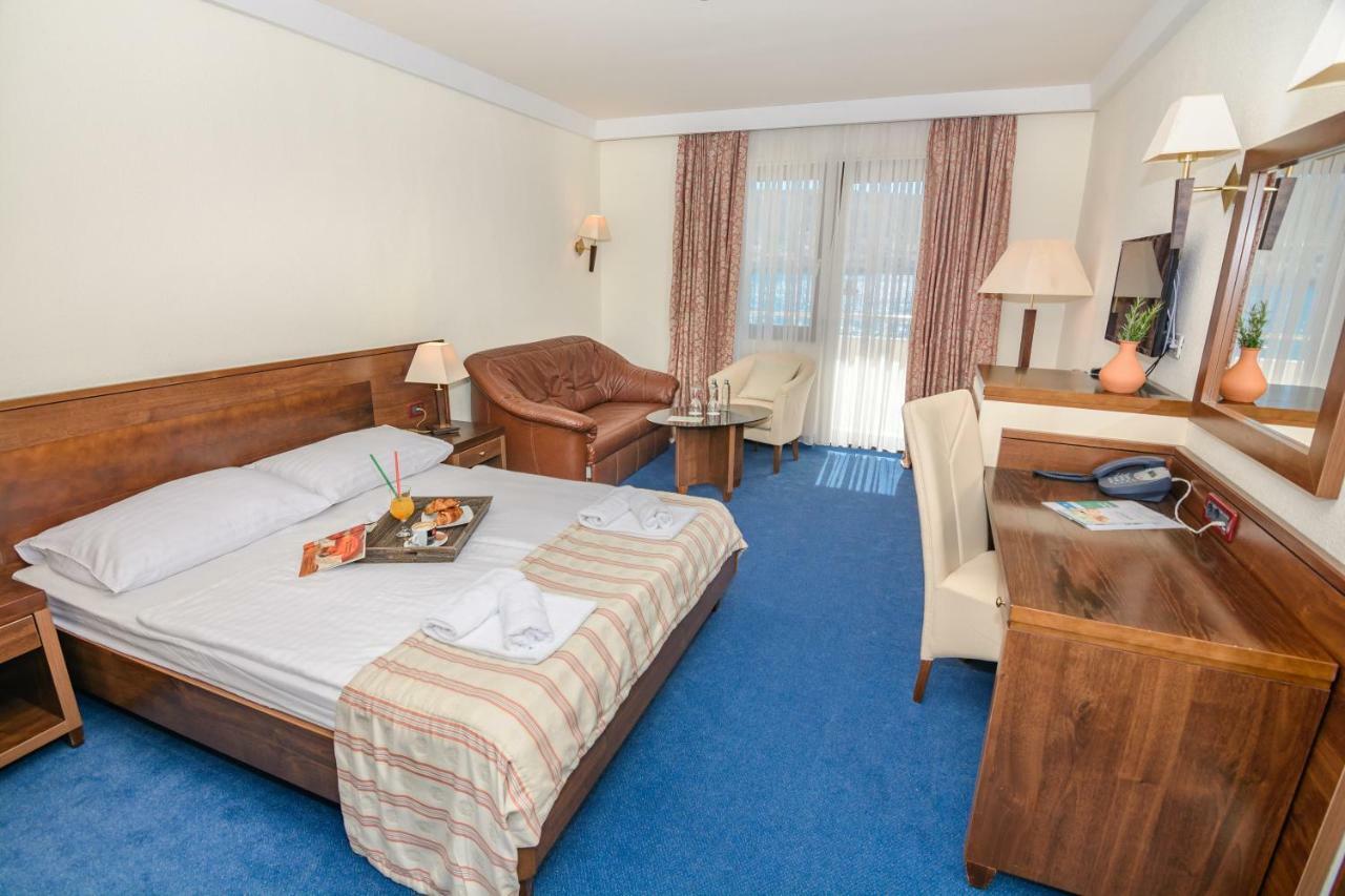 Family Hotel Pagus Паг Экстерьер фото